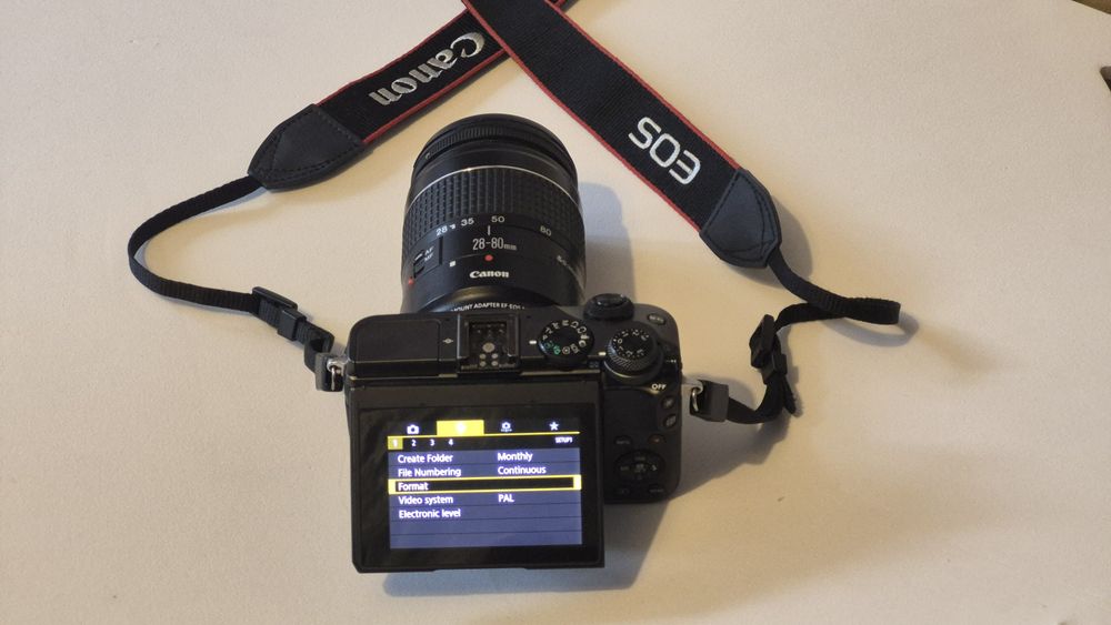 Canon EOS M6 + adaptor EF-EOS M + Obiectiv 28-80 + geanta