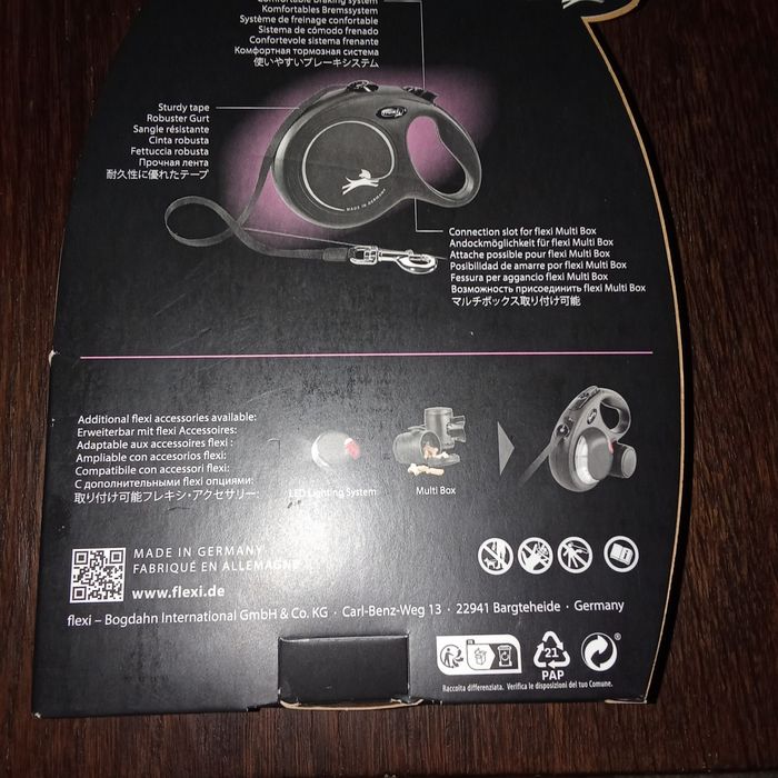 Lesă cu bandă retractibilă de 8 m.