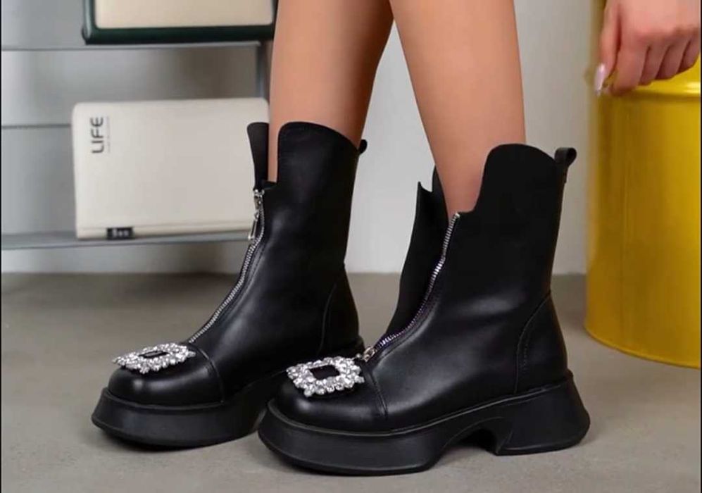 Кожени боти с кристали
