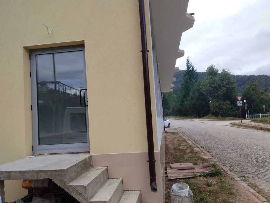 Дава се под наем Магазин в Рудозем - 200 кв.м за 6295.95 € - Снимка #1