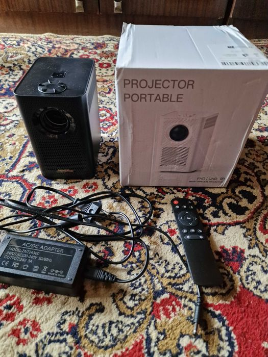 Продавам прожекцион + платно за него