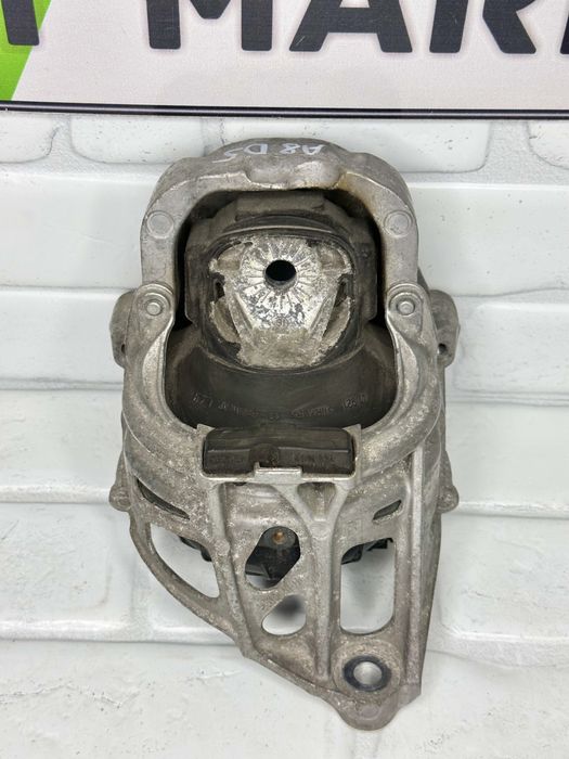 Ляв тампон двигател AUDI A6 A7 A8 Q7 3.0 Бензин 4M0199371FE