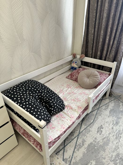 Кровать,стол со стульями