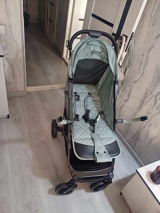 Продаётся фирменный коляска Ining baby