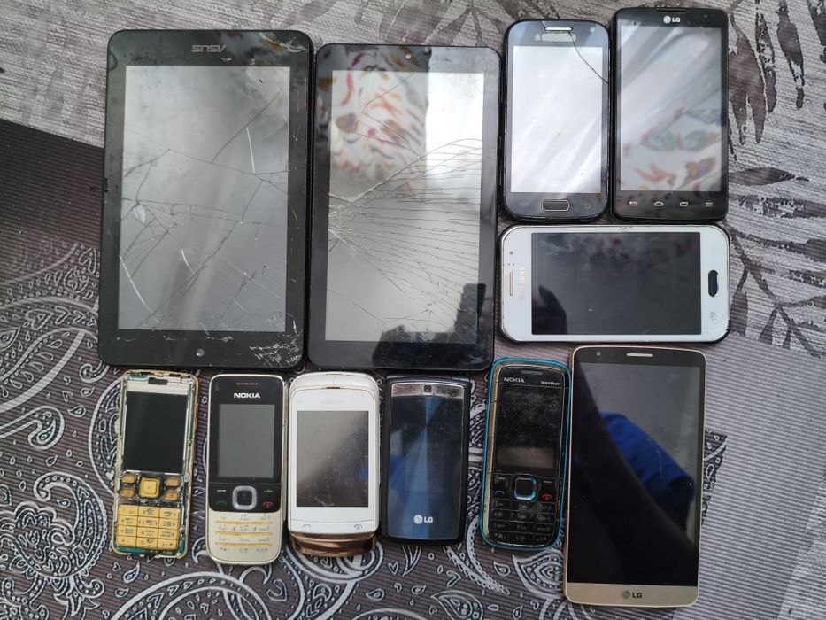 Продам телефоны на запчасти