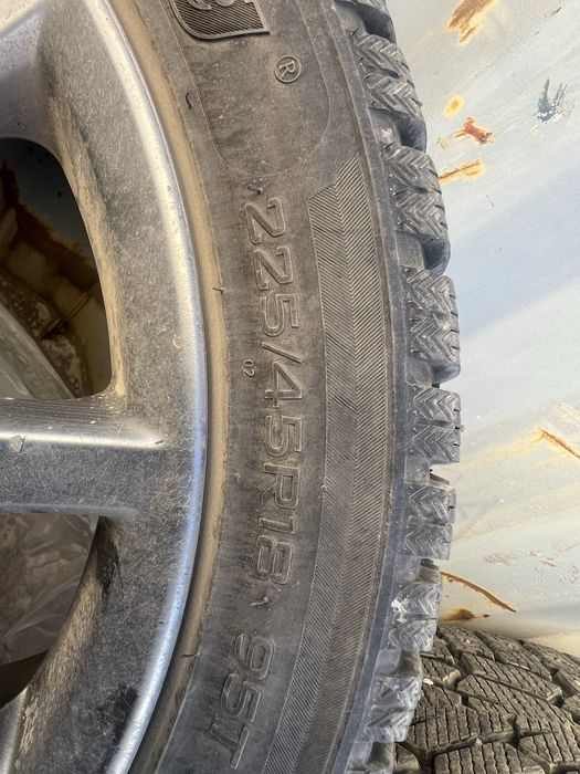 Продам зимние шины шипованные комплект