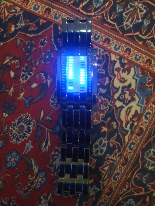 Продам часы бинарные