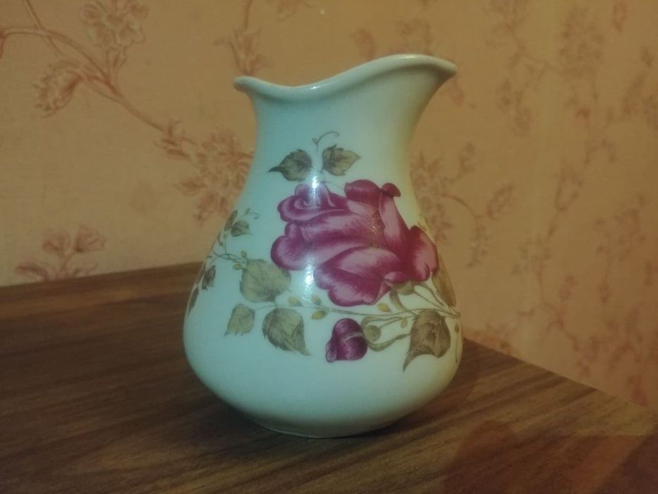 Турка фарфоровая с деревянной ручкой, новая. Объем 300 мл.