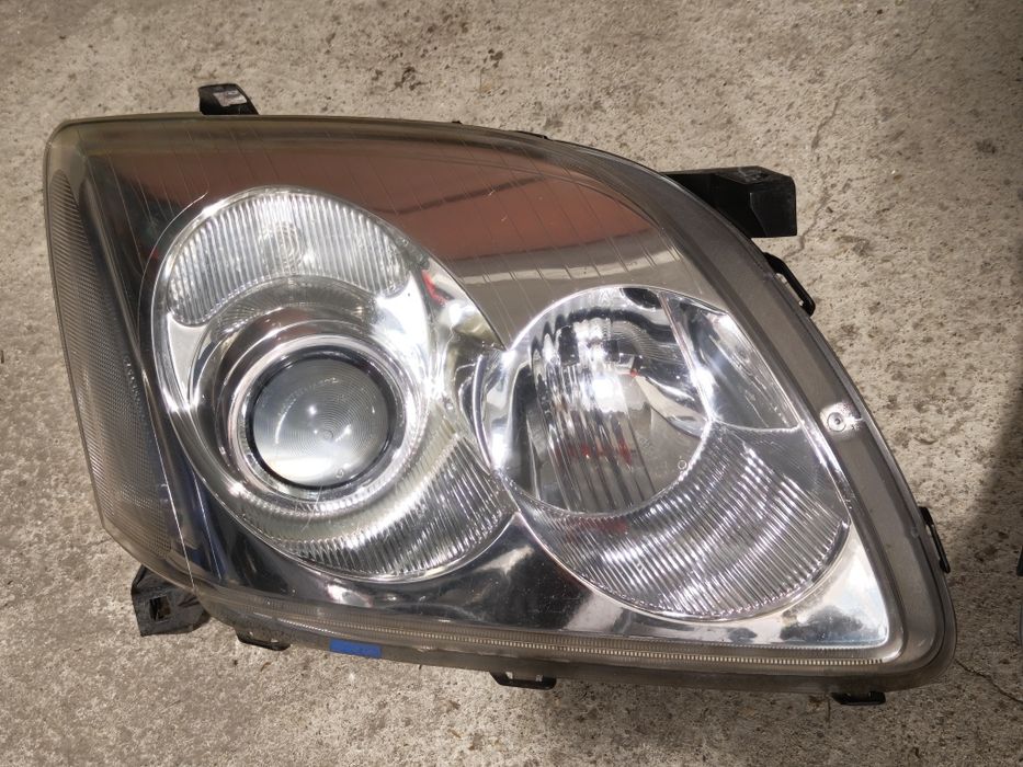 Фарове Toyota Avensis 2 T25 2003-2009г