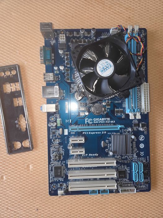 placa de baza PC - Gigabyte GA-P61-S3-B3 cu procesor I3
