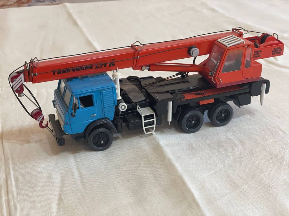 Продам модели автокранов в масштабе 1.43