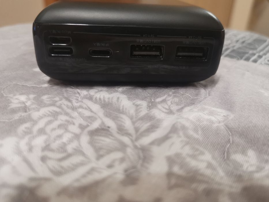 Продавам чисто нова външна батерия  BASEUS 30000mAh
