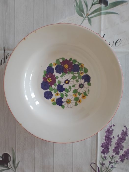 Порцеланови чинии няколко модела