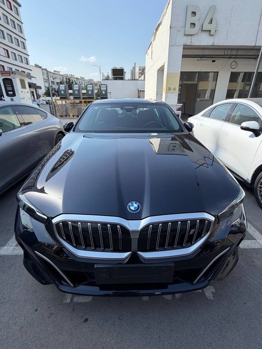Bmw i5.