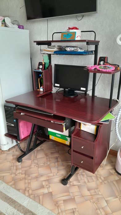 Продам компьютерный стол