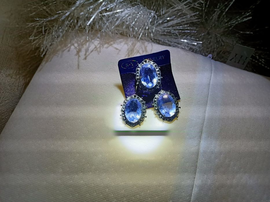 Серьги и кольцо.