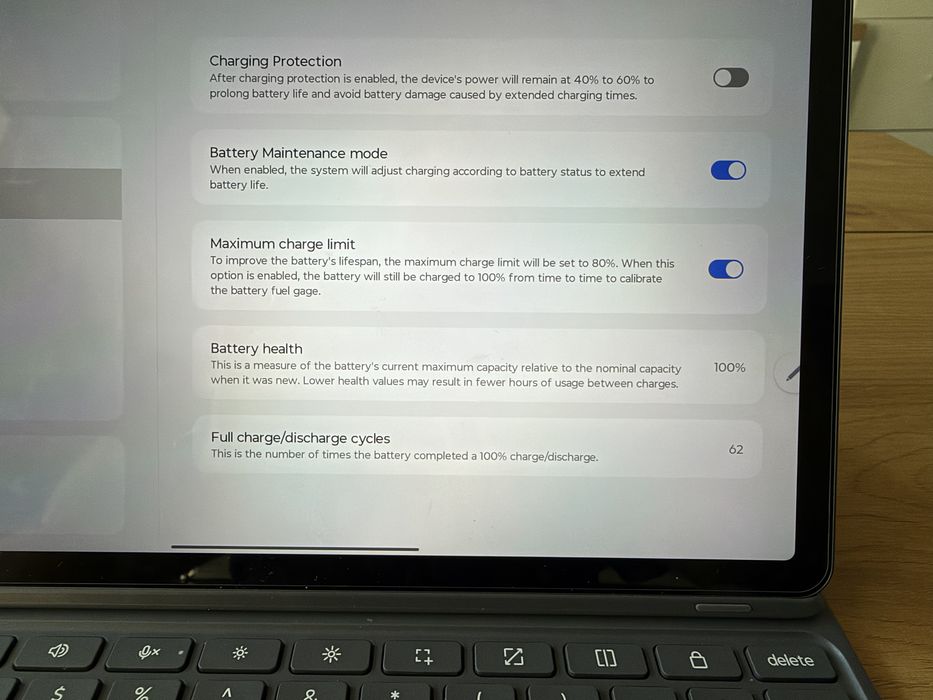 Vând Tabletă Lenovo Idea Tab 11" în garanție cu tastatură + încă o husa folio