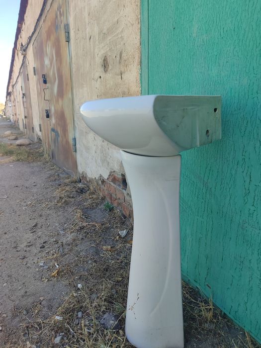 Продается угловая раковина.