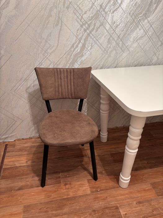 Стол со стульями на кухню