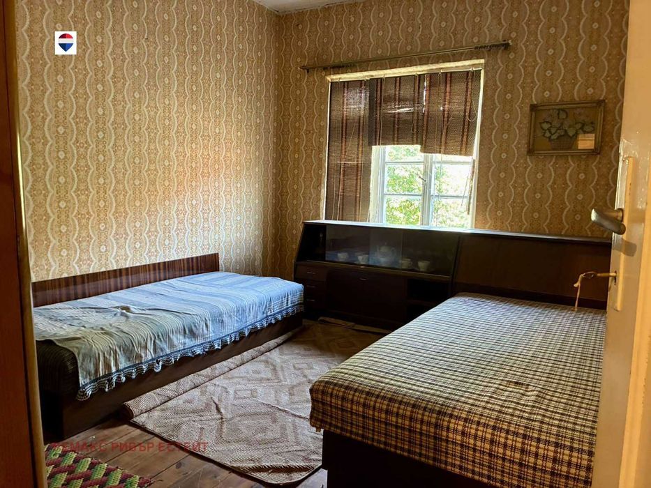Къща с двор за продажба в с. Юделник