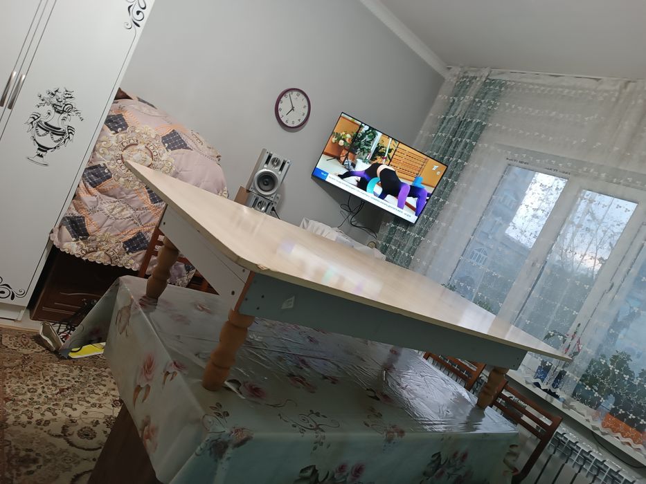 продаю стол  низкий в отличном  новом состоянии