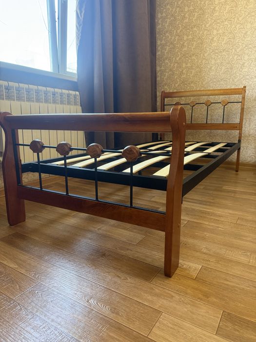 Продается односпальная кровать (дерево + металл) в отличном состоянии