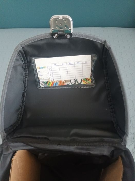 Нова ученическа раница Street и пълен несесер на същата марка