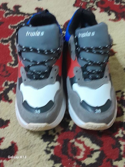 Продам женские  кроссовки