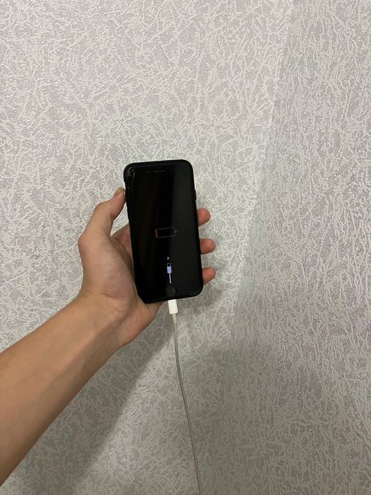 Продам IPhone 7.