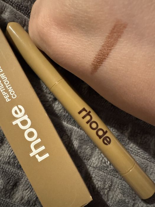 Rhode peptide lip shape