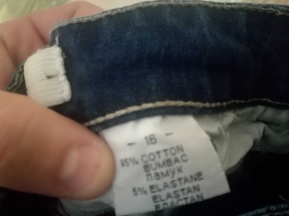 Продавам детски дънки Fasion Kids-модерни с кръпки