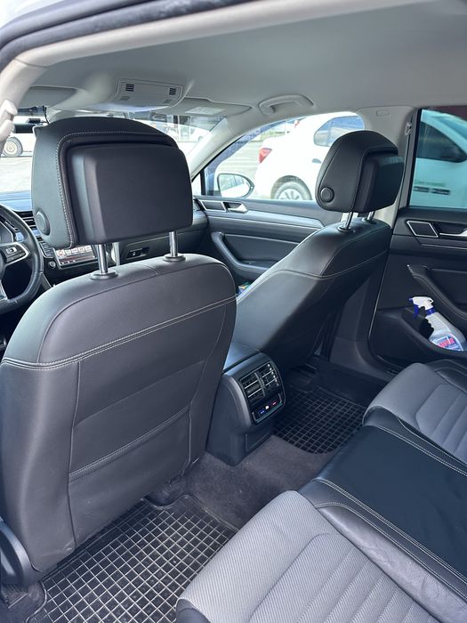 VW Passat B8 Variant 2.0 TDI DSG R-Line Interior / Navi / LED / Întreținut TOP