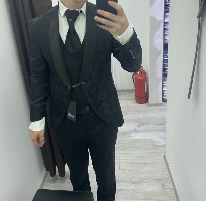 Vând costum ! Nou !