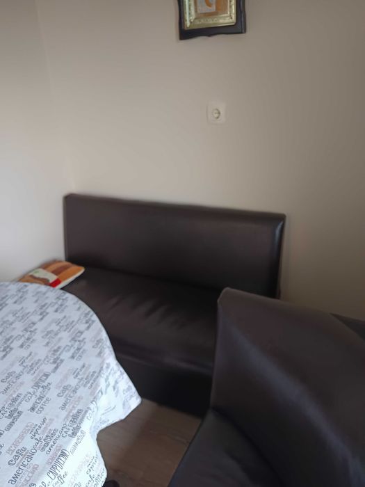 Продавам ъгъл с леки забележки и два стола цена 100€
