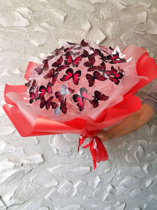 Атласные розы и бабочки