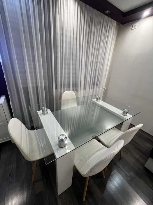 Трапезарна стъклена маса