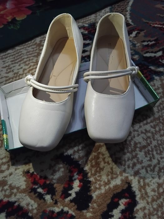 Qizlar oyoq kiyimi . Tufli 1 marta kiyilgan va sig'may qolgan
