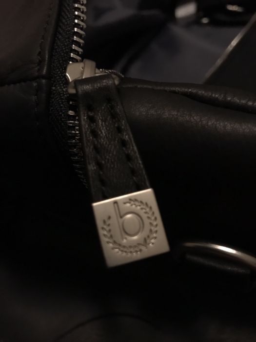 Vând geanta piele originala Bugatti.