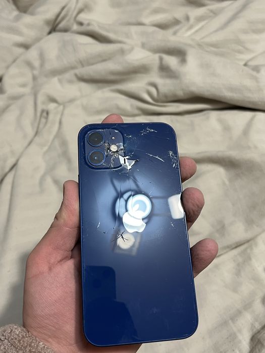 IPhone 12  64gb + кейс и зарядно