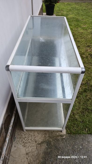 Стъклена витрина .