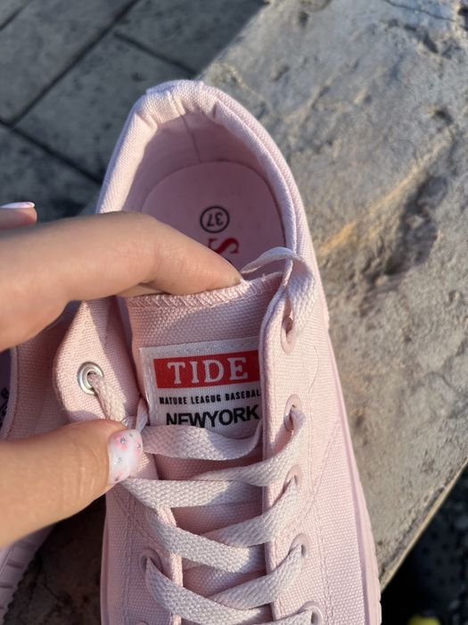 Розови обувки