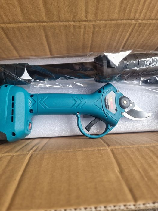 Set foarfeca si mini drujba cu acumulatori