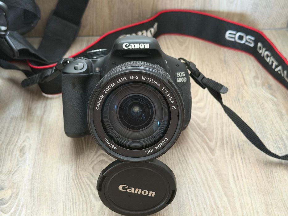 Canon EOS 600D + obiectiv Canon EF-S 18-135mm IS + geantă Lowepro