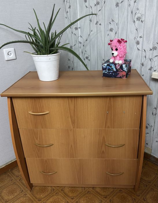 тумбочка, комод.