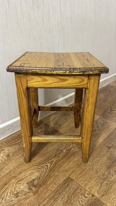 кухонный стол с четырьмя стульями