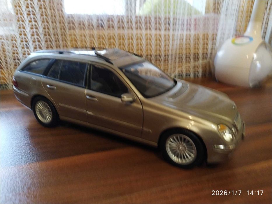 1:18 Метален модел на Mercedes Benz E320 T-Modell S211- Kyosho