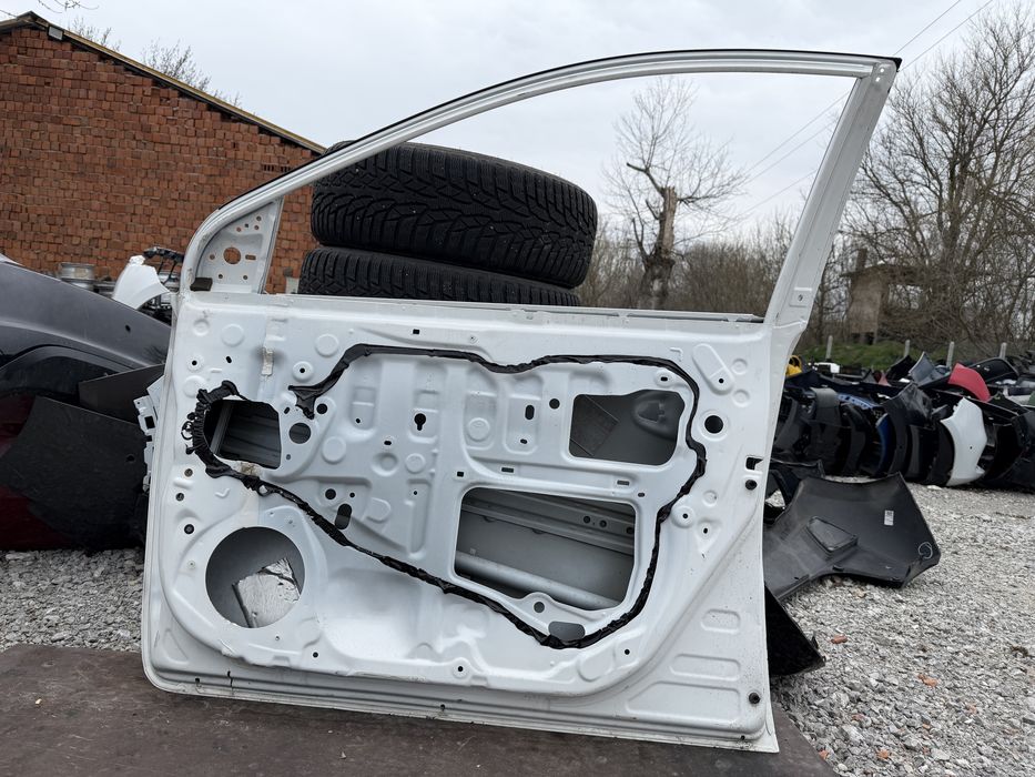 Врата Toyota Auris 2012 год.-