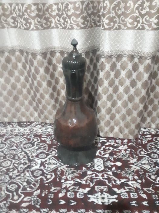 Қадимий мис кўза сотаман.