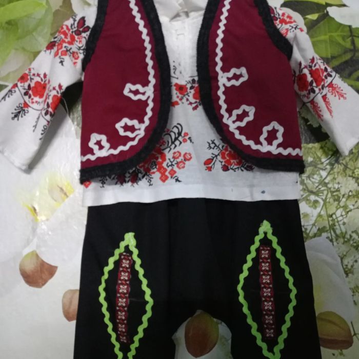 Народна носия със ширити за момче