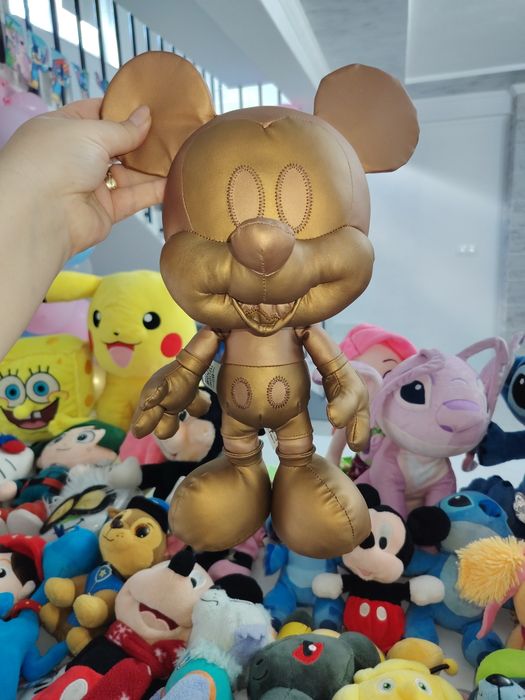 Minnie mouse din plus și Mickey mouse auriu